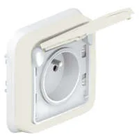 Розетка 1-м СП Plexo с защ. крышкой защ. шторки с заземл. IP55 бел. Leg