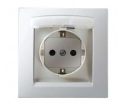 Розетка 1-м СП Simon15 16А IP44 250В с заземл. Schuko защ. шторки с крышкой винт. клеммы бел. Simon 1590450-030