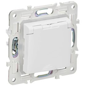 SKANDY Розетка 1-местная с заземлением с защитными шторками и крышкой 16А IP44 SK-R11W арктический белый IEK в Розетка от IEK ( ИЭК ) в интернет магазине ЭлектроОм электротовары SK-R16-16-44-K01 SK-R16-16-44-K01 IEK ( ИЭК )