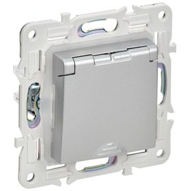 SKANDY Розетка 1-местная с заземлением с защитными шторками и крышкой 16А IP44 SK-R11S серебряный IEK в Розетка от IEK ( ИЭК ) в интернет магазине ЭлектроОм электротовары SK-R16-16-44-K23 SK-R16-16-44-K23 IEK ( ИЭК )