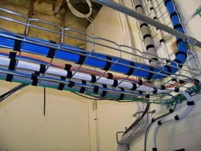 Использование лотков в монтаже кабельных линий