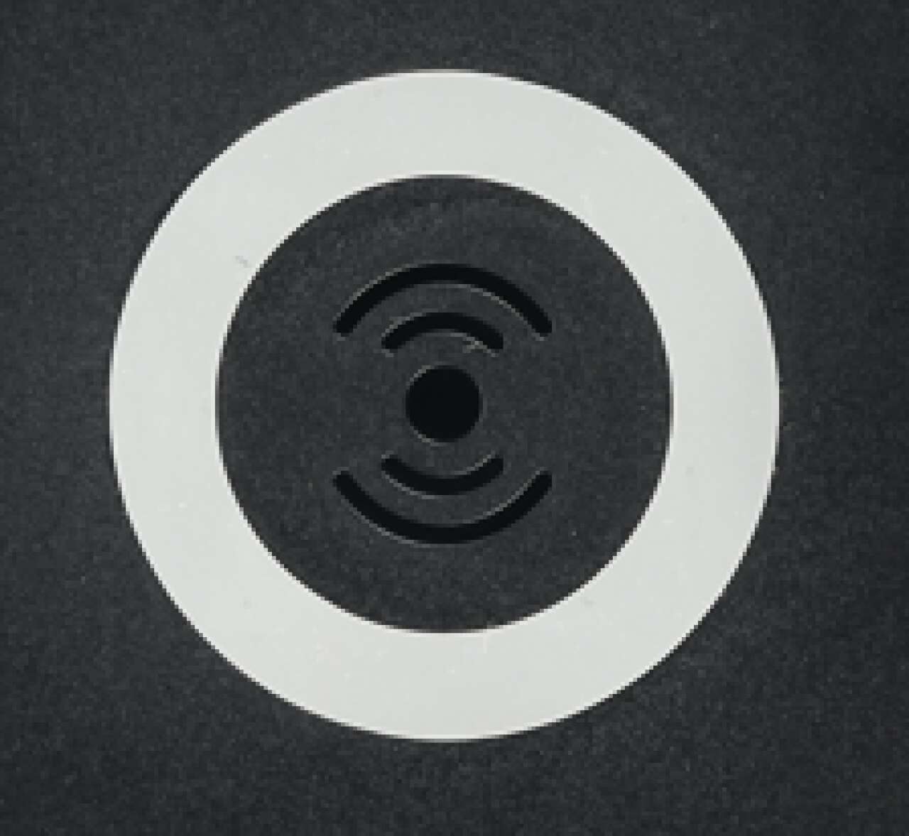 Силиконовое кольцо удерживает гаджет на месте во время зарядки