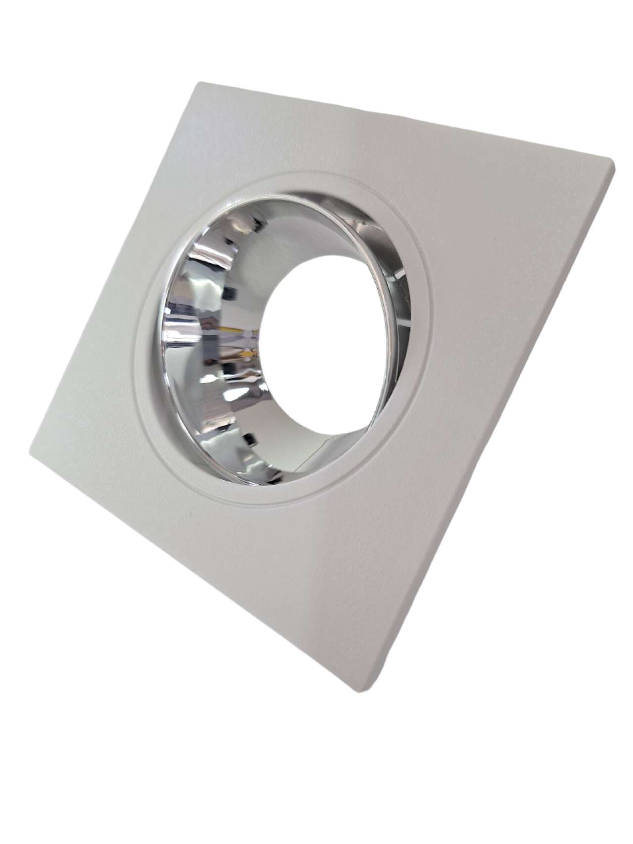 Поворотная конфигурация цветного декор элемента позволяет изменять угол освещения