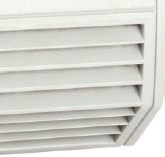 Защитная решетка увеличенной функциональности обеспечивает надежную защиту от вертикально падающих капель воды и от пыли, снижает интенсивность загрязнения фильтрующего материала.