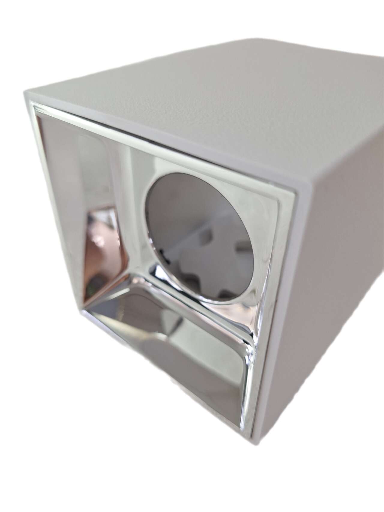 Гладкий внутренний отражатель равномерно распределяет свет