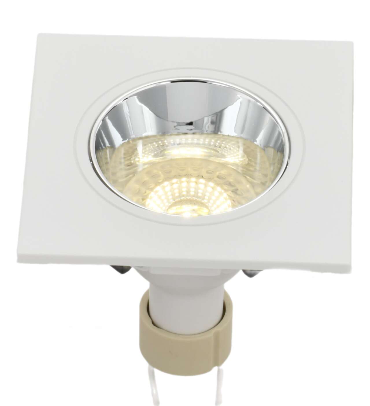 Гладкий внутренний отражатель равномерно распределяет свет