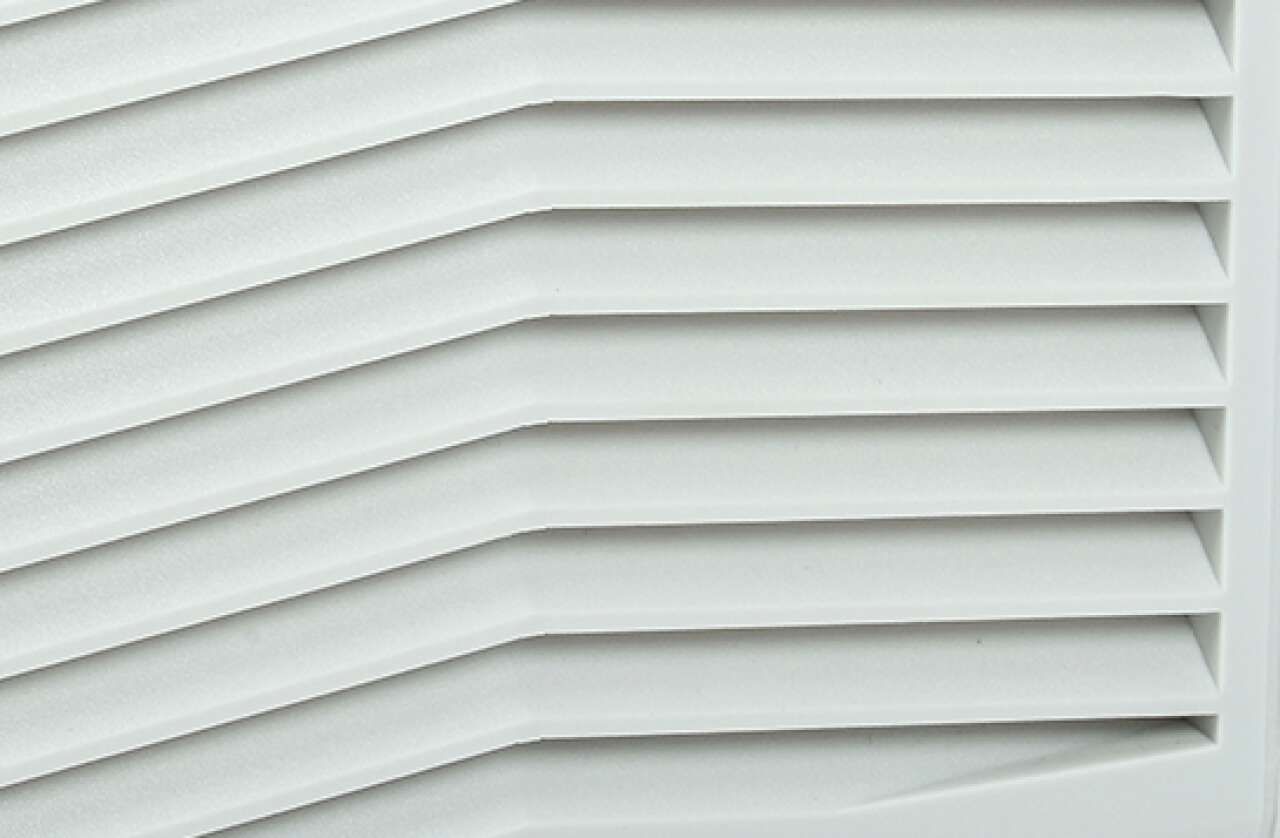 Защитная компактная решетка обеспечивает надежную защиту от вертикально падающих капель воды и от пыли, снижает интенсивность загрязнения фильтрующего материала.