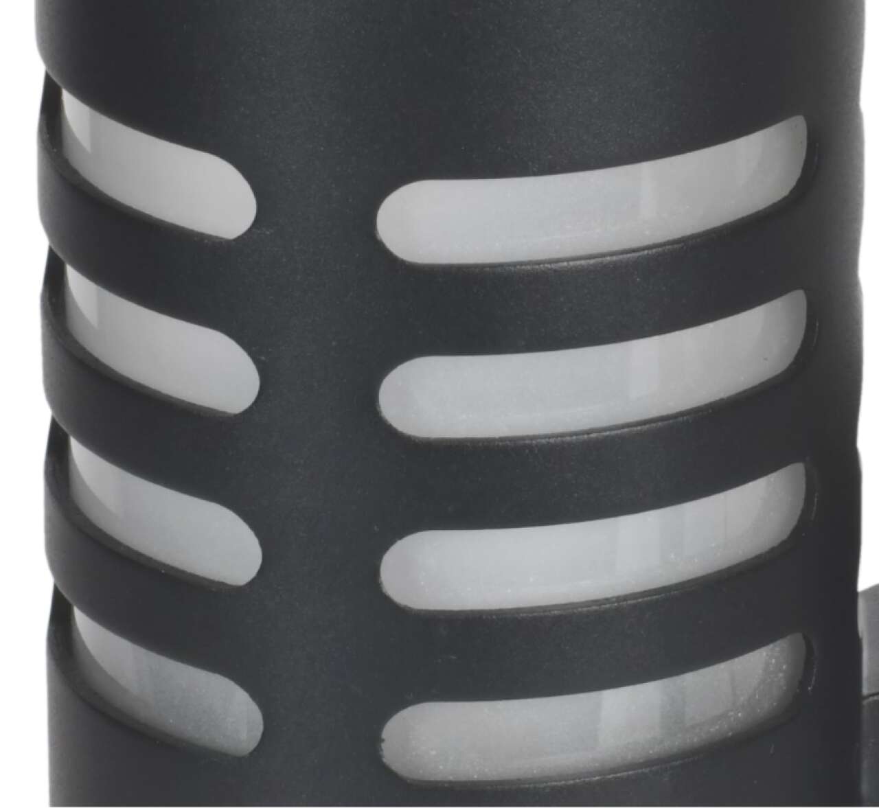 Наличие защитной металлической решетки сверху стеклянного диффузора